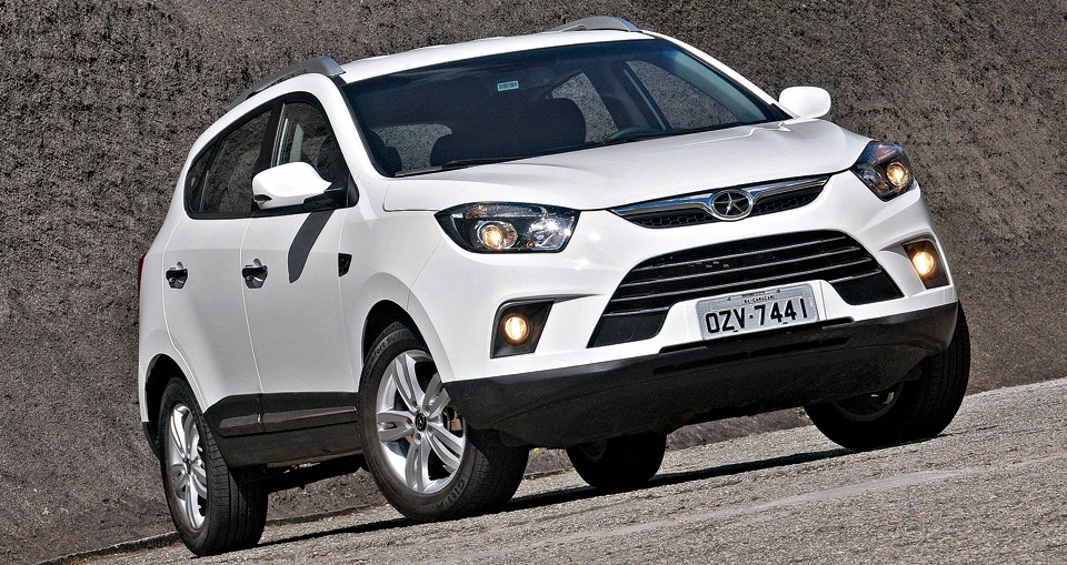 Utilitário chinês é movido por um motor flex de 2 litros, sempre associado a um câmbio manual de cinco velocidades. Não há opção de transmissão automática. | Fotos: Divulgação/JAC Motors