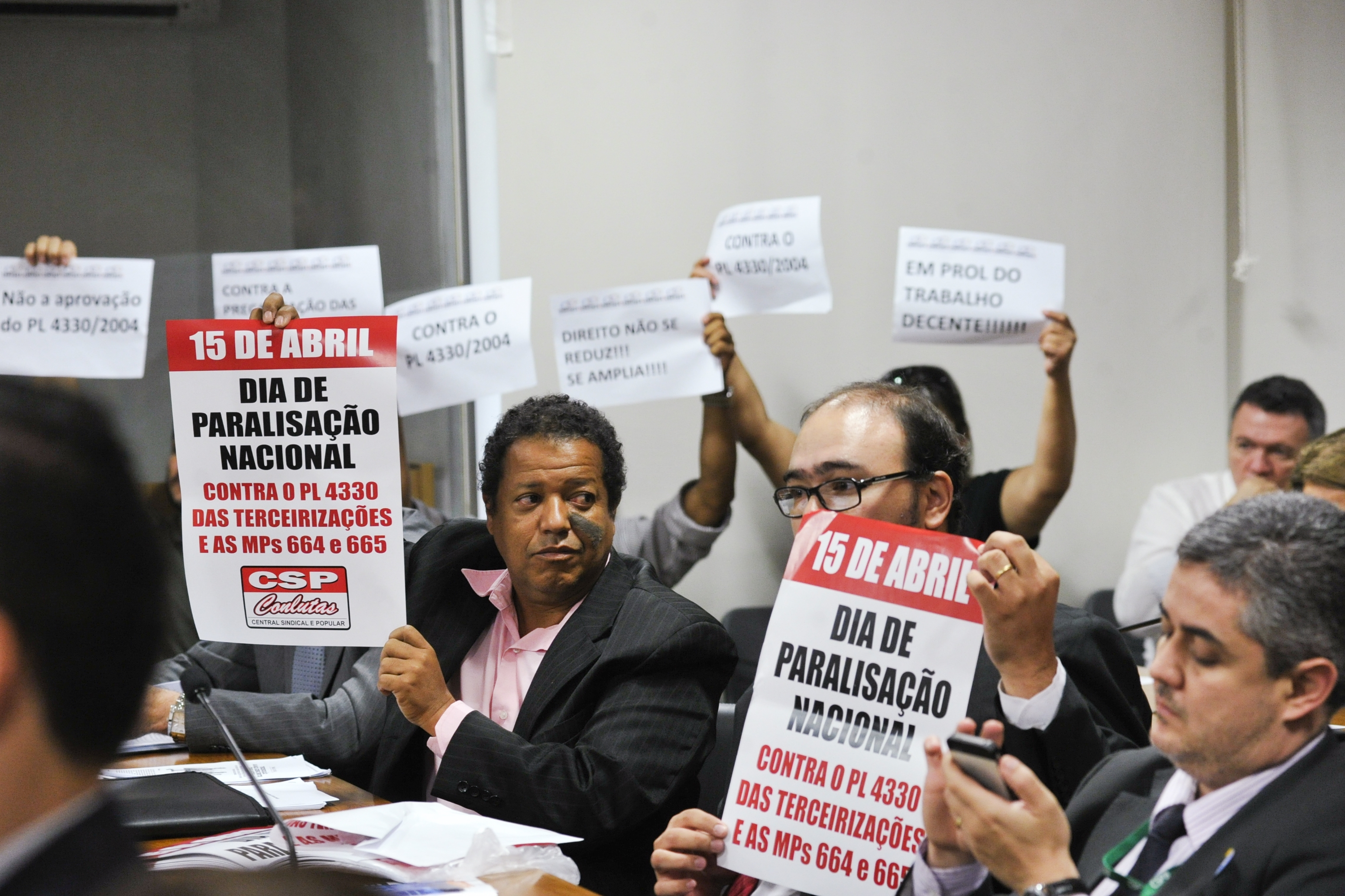 Manifestantes contra o PL 4330/2004, a chamada ‘Lei da Terceirização’, nesta segunda-feira, no Congresso | Geraldo Magela/Agência Senado