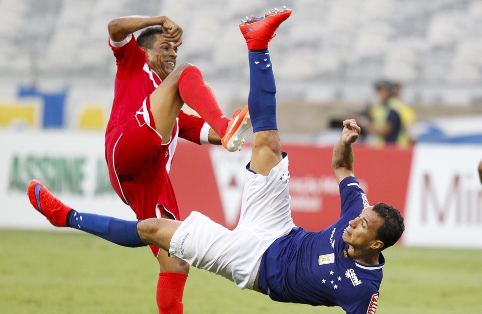 A Tombense derrubou o Cruzeiro de Leandro Damião (à dir.) da liderança do campeonato mineiro em pleno Mineirão. | Washington Alves/Washington Alves/Light Press/Cruzeiro