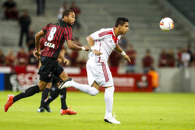 Hernani foi uma das novidades no meio-campo rubro-negro. | Brunno Covello/Gazeta do Povo