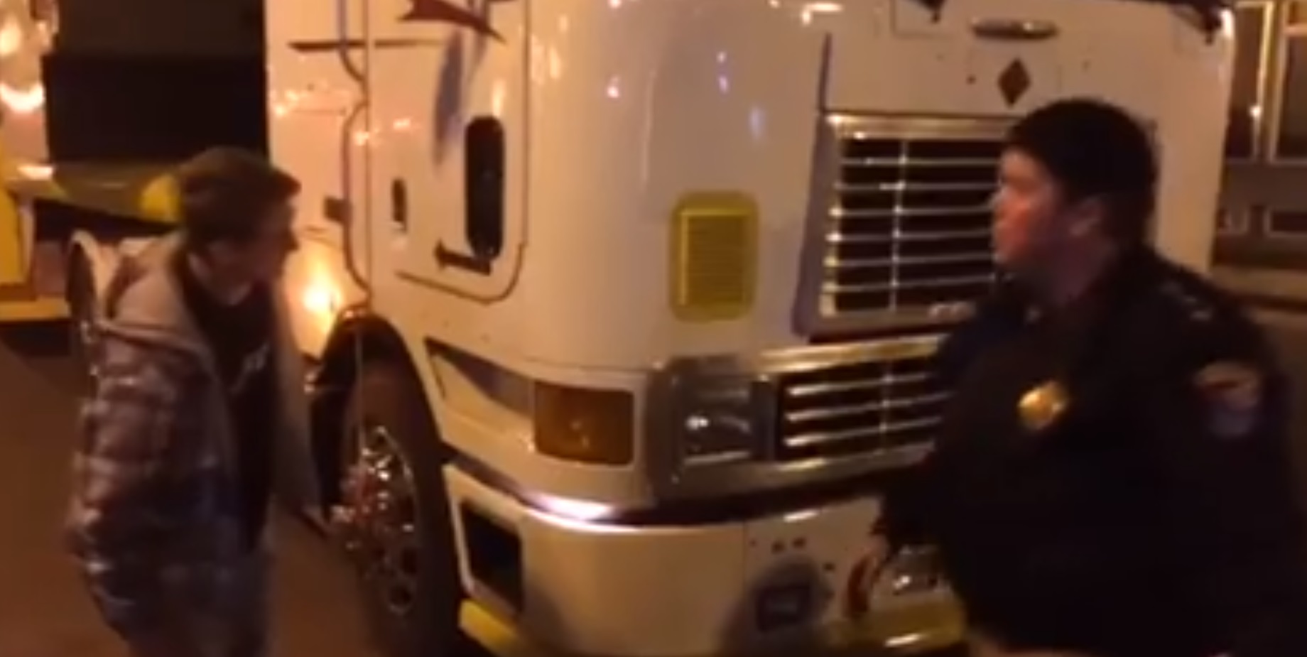 Por volta de 1h da manhã, policiais guincharam os carros de som dos manifestantes. | Reprodução/APP Sindicato