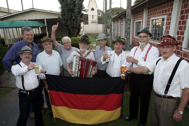 Dois dias antes do jogo, os descendentes de alemães já preparavam a festa para Matthäus – e tome chope. | ALBARI ROSA/GAZETA