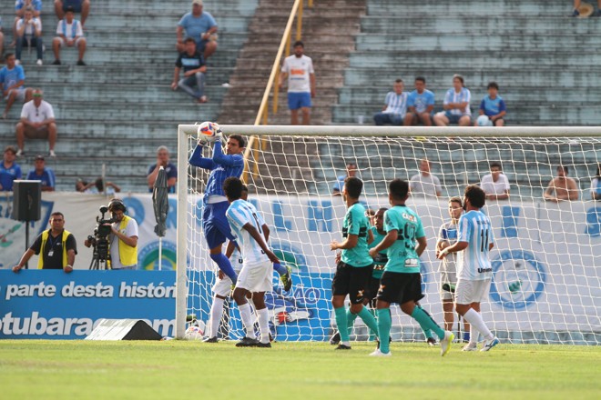Vitor absoluto na grande área. | Gilberto Abelha/Jornal de Londrina