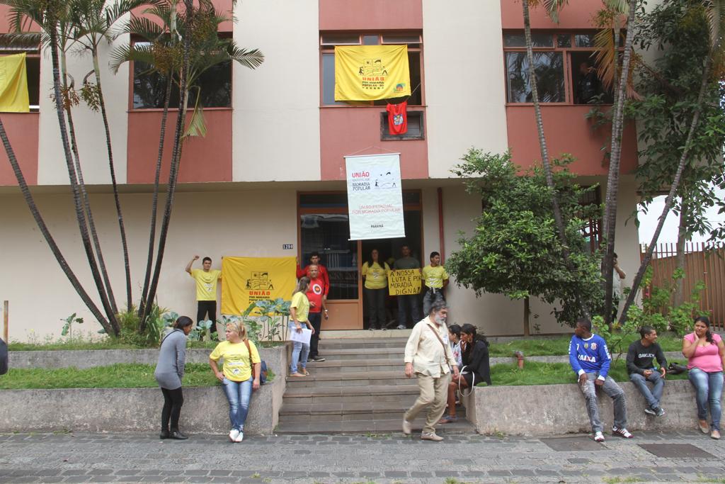 Líder de movimentos diz que 400 pessoas ocupam o prédio | Gerson klaina/Tribuna do Parana