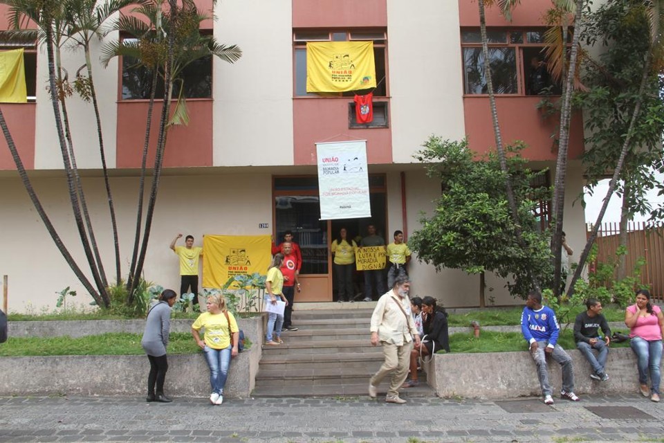 Líder de movimentos diz que 400 pessoas ocupam o prédio | Gerson klaina/Tribuna do Parana