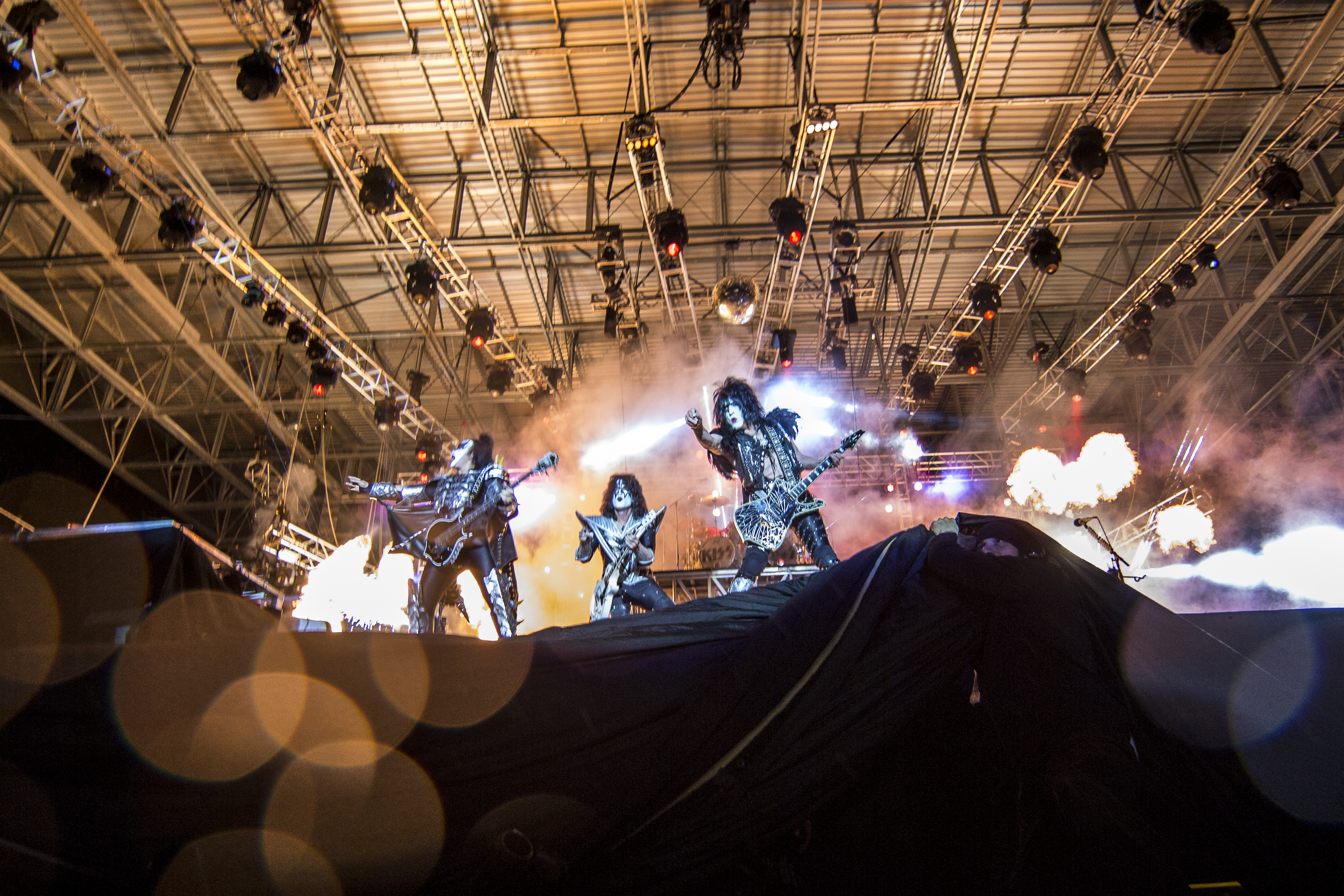 A banda abriu o show com o clássico “Detroit Rock City”, cantado em coro pelo público. | Marcelo Andrade/Gazeta do Povo