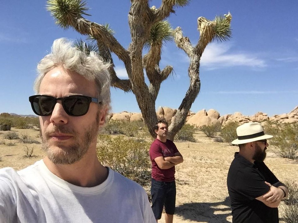 Caio Marques (ao centro), Guilherme Weber e Felipe  Hirsh: entre as bandas e o deserto. | /