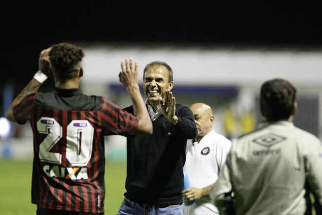 Milton Mendes e Cryzan: atacante foi o primeiro acerto do estreante técnico. | Daniel Castellano