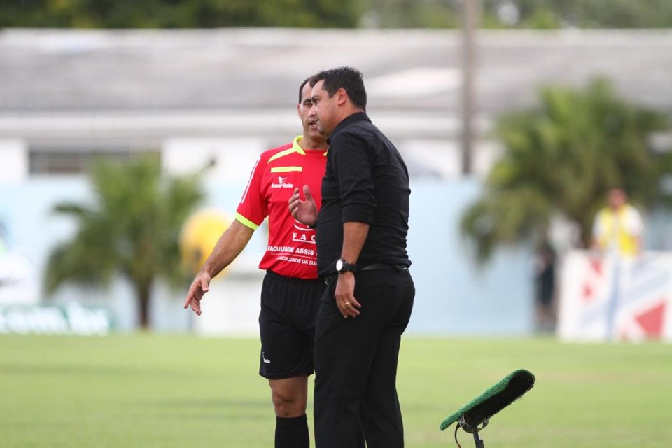 Marquinhos Santos conversa com o quarto árbitro durante a derrota do Coritiba para o Londrina: “hora de encher o Couto”. | Gilberto Abelha/Jornal de Londrina