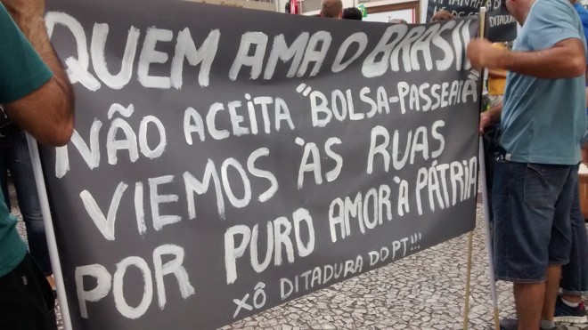 Cartaz ironiza suposto pagamento que manifestantes favoráveis ao governo federal teriam recebido para ir à manifestação. | Gazeta do Povo