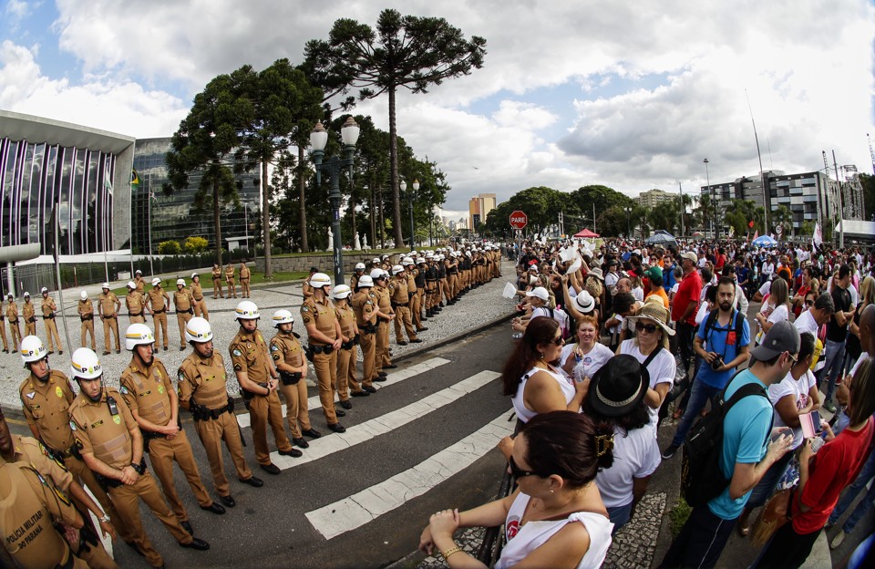 Manifestantes em protesto na quarta-feira | Daniel Castellano/Gazeta do Povo