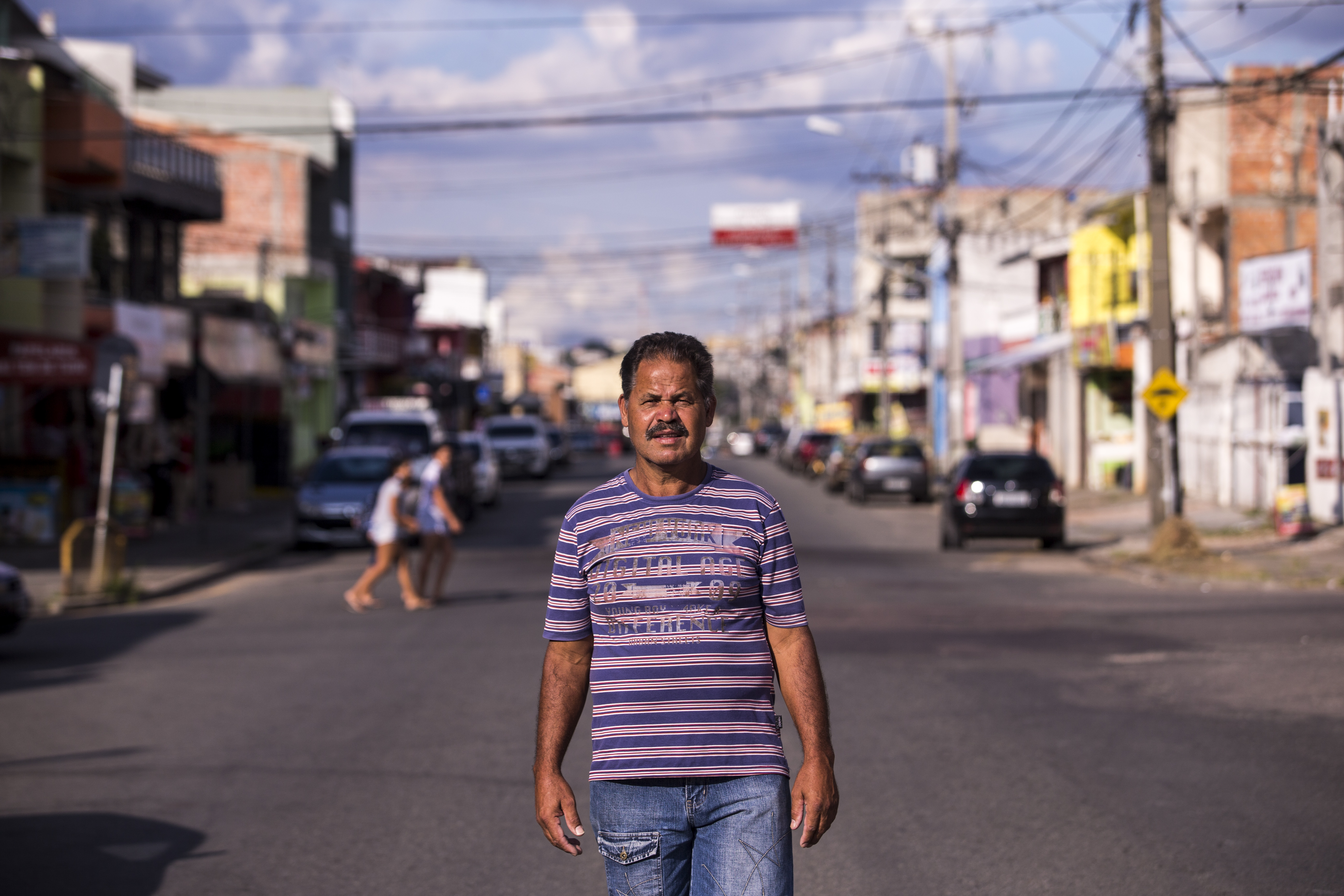O líder comunitário do Xapinhal Sebastião Maria de Oliveira na Rua Marte, centro comercial local. | Brunno Covello/Gazeta do Povo