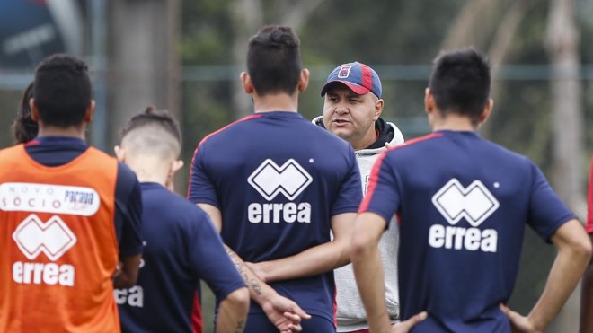 Luciano Gusso, durante treino no CT Racco: treinador ganhou um voto de confiança dos torcedores do Paraná. | Henry Milleo/Gazeta do Povo