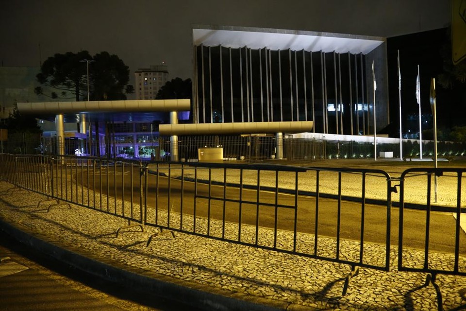 No fim da  noite de domingo, 26, grades foram instaladas na Praça Nossa Senhora de Salete | Hugo Harada/Gazeta do Povo