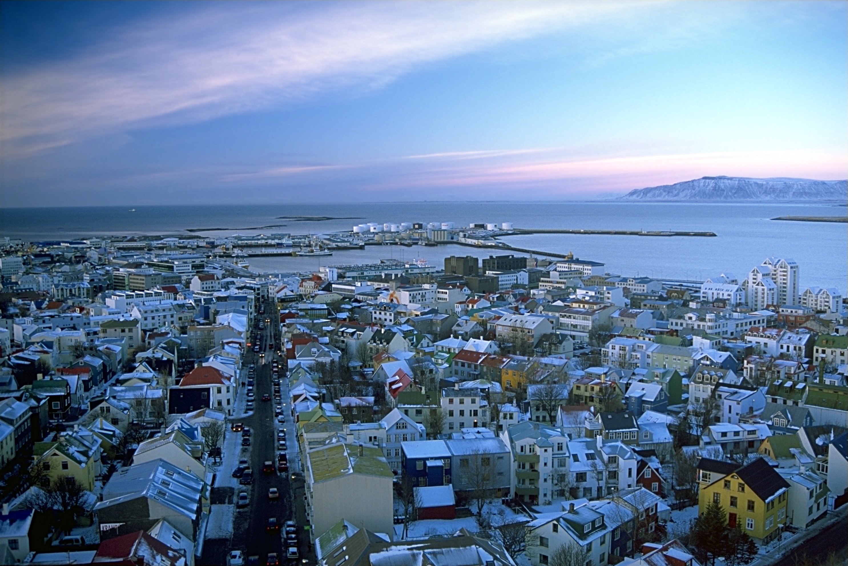 Panorama de Reykjavík, capital islandesa, terra que, vista de longe, parece quase mágica e ainda medieval em algum sentido. | Andreas Tille/Creative Commons