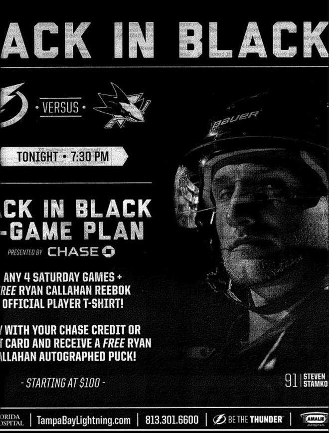 O anúncio nos jornais anunciava a partida da noite e a retomada do uniforme preto do Tampa Bay Lightning. |