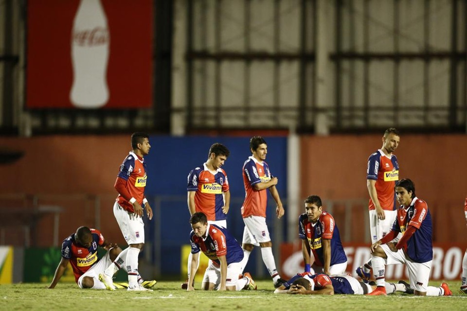 Fim de linha para o Paraná na Copa do Brasil: jogadores mostram abatimento após o fracasso nos pênaltis contra o Jacuipense. | Hugo Harada/Gazeta do Povo