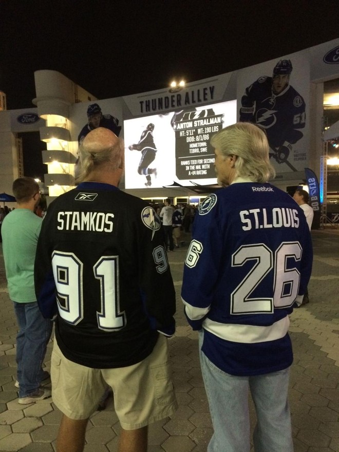 Fãs locais e o telão em frente à Amelie Arena, em Tampa. |