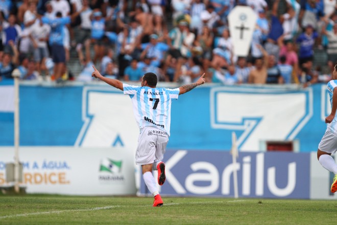 Paulinho fez um golaço com direito a chapéu em Vaná. | Gilberto Abelha/Jornal de Londrina