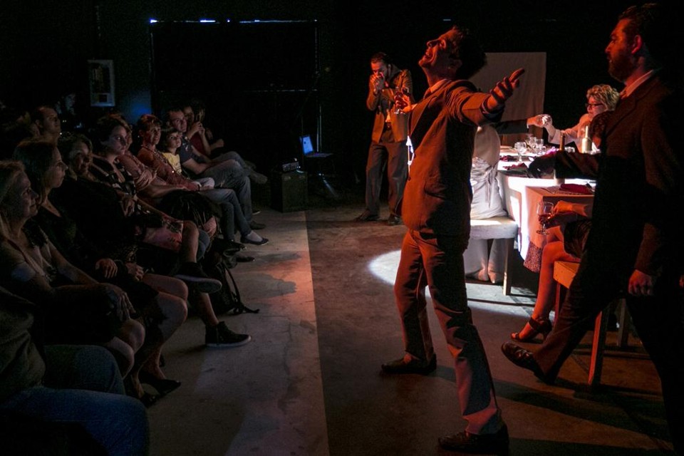 O Casamento do Pequeno Burguês, de Brecht, na leitura do grupo campineiro As Vacas Profanas, utilizou o novo teatro Ittala Nandi. | Brunno Covello