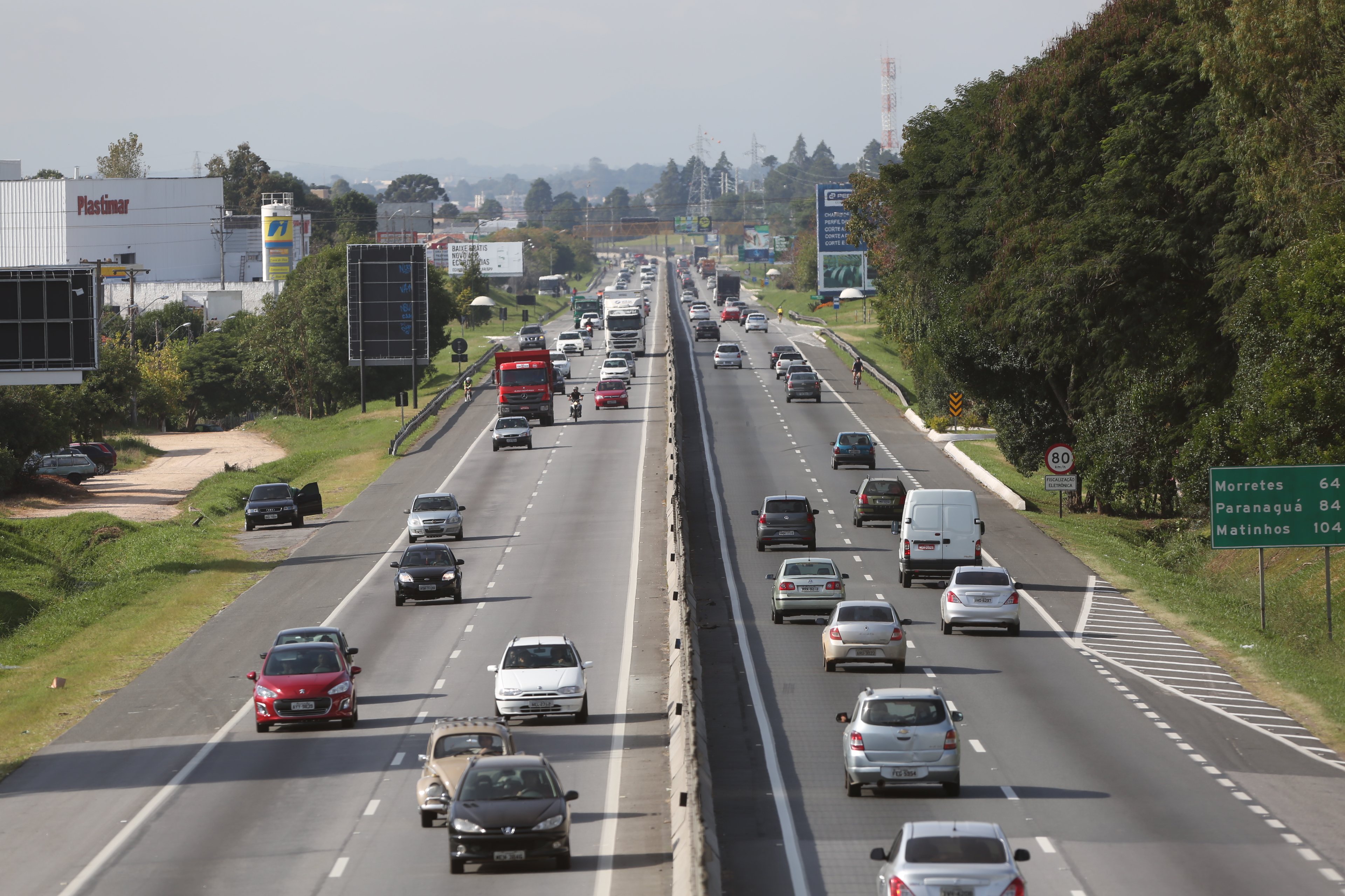 BR-277, na saída de Curitiba para as praias: movimento para o feriado deve ser de 95 mil veículos nos dois sentidos da via | Ivonaldo Alexandre/Gazeta do Povo