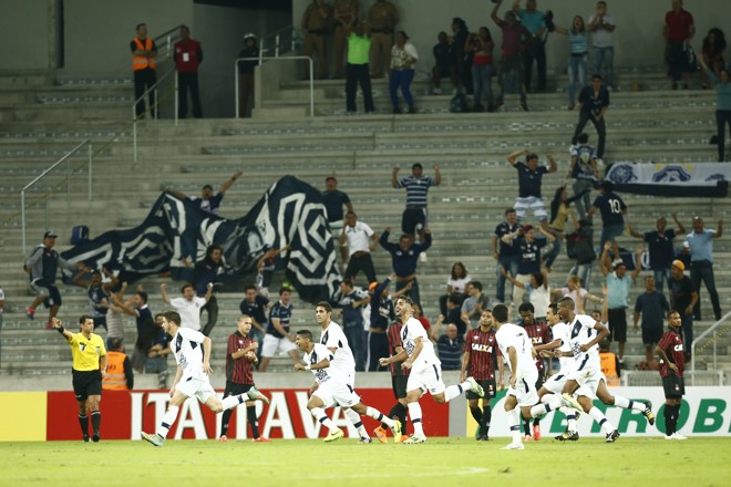 Jogadores do Remo comemoram o gol de empate marcado por Felipe Macena. | Hugo Harada/Gazeta do Povo