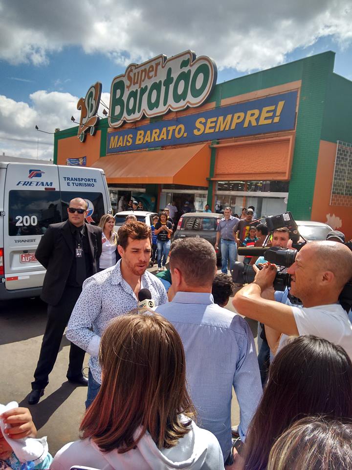 Cezar Lima dá entrevista em Guarapuava: uma carreata deve movimentar a cidade no fim de semana. | Divulgação/Facebook