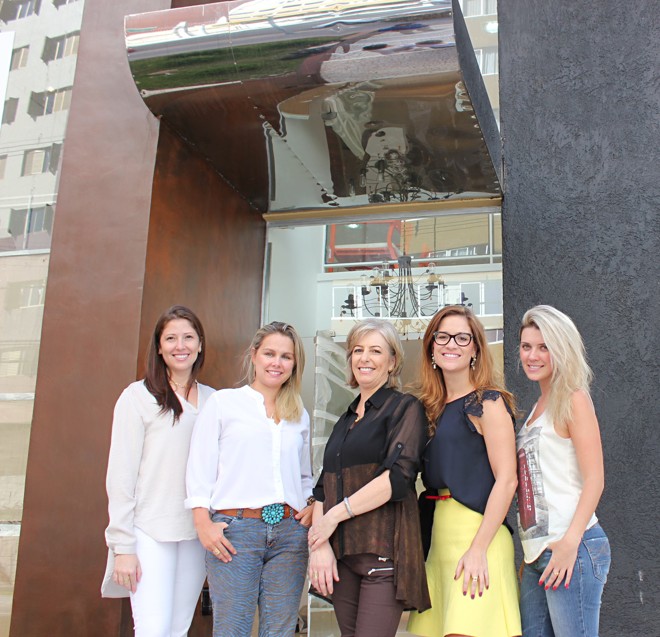 A empresária Joana Brugnolo Jacoski (ao centro, de marrom) recebeu as profissionais que vão assinar os 15 espaços na inauguração da Green House Store Curitiba, a arquiteta Letícia Bowoniuk (à dir.) e Ana Cris Avila (saia amarela), a engenheira civil Elaine Baggio (de cinto marron) e a designer de interiores Lilian Cavalheiro (à esq.). O coquetel será no próximo dia 27, no Batel. | Raquel Lima