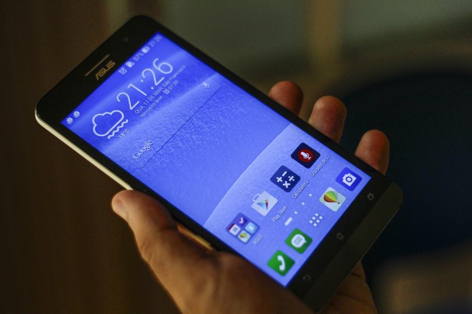 Mais de 7 milhões de brasileiros acessam a internet por outros equipamentos como celulares e tablets. | Daniel Castellano/Gazeta do Povo