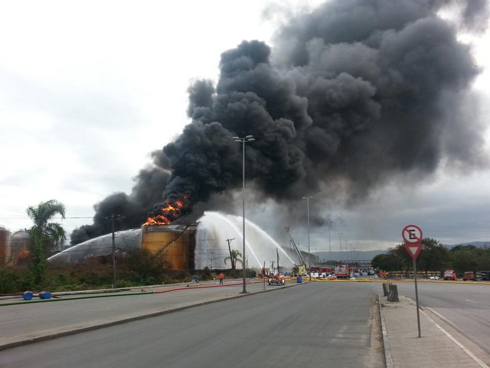 Apesar de restrito a um  tanque de gasolina, o incêndio voltou a ganhar força no fim da tarde de ontem. | Corpo de Bombeiros/PMES