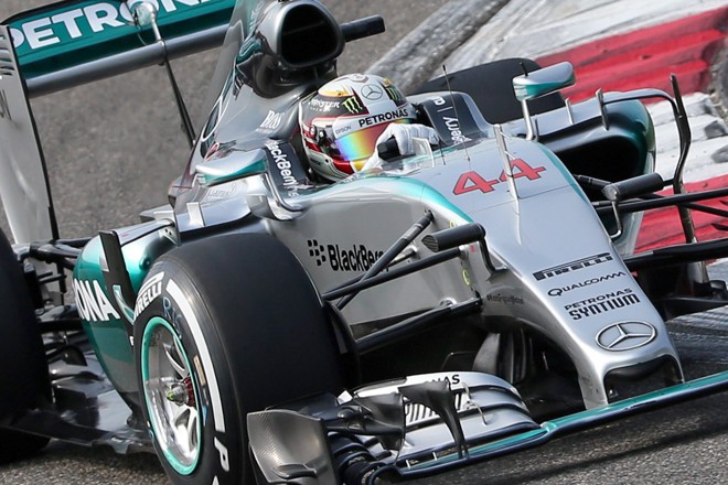 Lewis Hamilton conduz sua Mercedes pelo Circuito de Xangai. | WU HONG/EFE