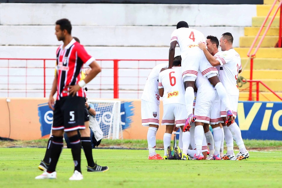 Jogadores do Botafogo-SP comemoram um dos gols contra o São Paulo sob o olhar incrédulo dos adversários. | Célio Messias/Folhapress