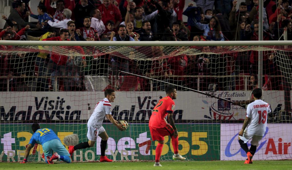 Kevin Gameiro, do Sevilla, pega a bola após marcar o gol de empate contra o Barcelona, pelo campeonato espanhol. | Marcelo del Pozo/Reuters