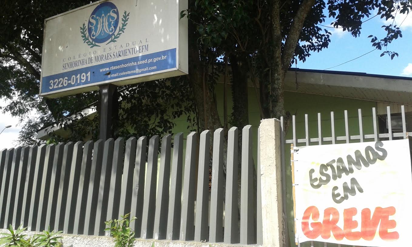 Aviso sobre a greve em frente à Escola Estadual Senhorinha de Moraes, em Curitiba | Raphael Marchiori/Gazeta do Povo