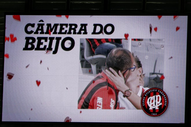 A câmera do beijo flagrou um dos poucos momentos de ternura do sábado à noite. | Brunno Covello/Gazeta do Povo