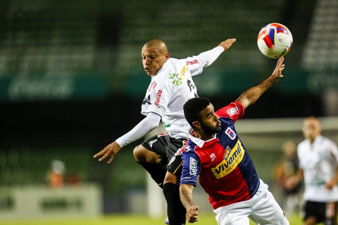 Carlinhos “baila” com o marcador na disputa pela bola. | Brunno Covello/Gazeta do Povo
