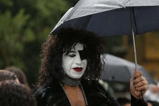 Fãs aguardam na chuva a abertura dos portões para o show do Kiss na Pedreira Paulo Leminski. | Daniel Castellano/Gazeta do Povo
