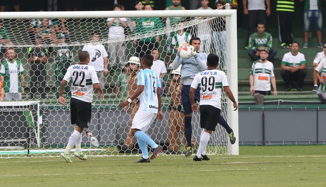 Vitor segura firme a bola levantada na área londrinense. | IVONALDO ALEXANDRE/GAZETA