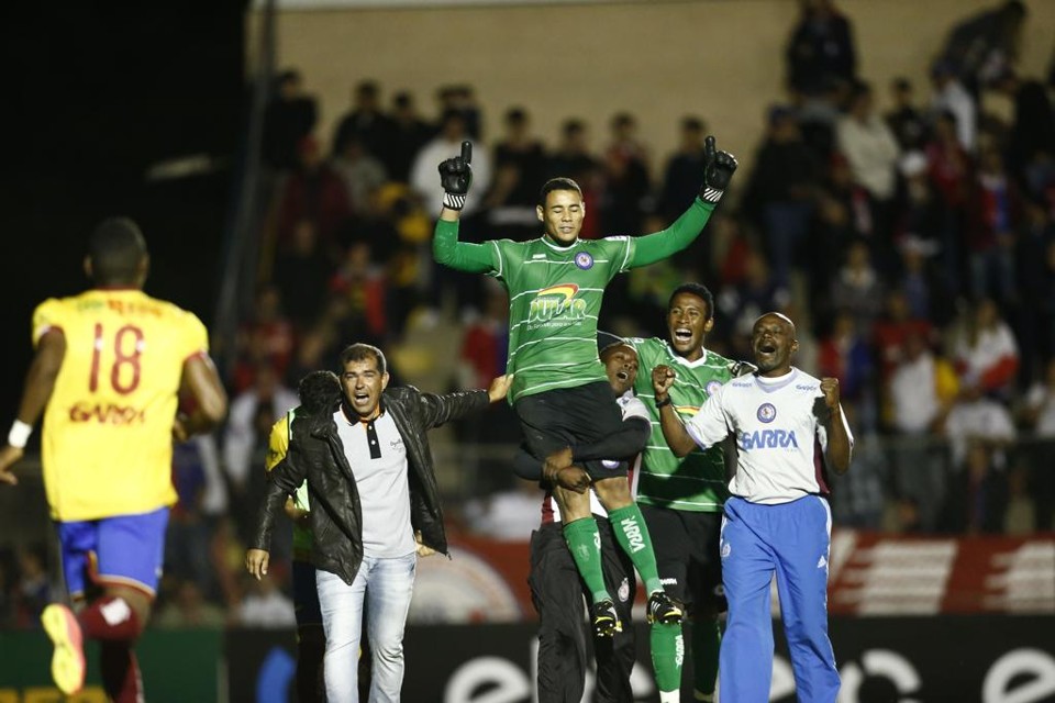 Goleiro Pezão comemora a vitória nos pênaltis sobre o Paraná, em plena Vila Capanema. | Hugo Harada/Gazeta do Povo