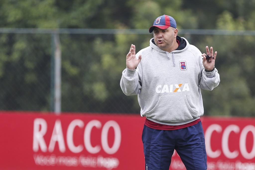 O técnico Luciano Gusso terá de colocar eventuais futuros reforços no time do Paraná em meio a uma maratona intensa de partidas. | Henry Milleo/Gazeta do Povo
