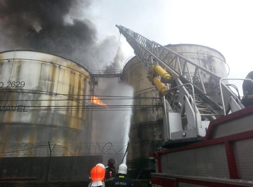 Controle as chamas avançou, mas porto de Santos ainda tem restrição a entrada de caminhões. | Divulgaa§a£o / Corpo De Bombeiros Da Pmes