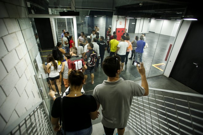 Torcedores tiram fotos do interior da Arena da Baixada | Marcelo Andrade/Gazeta do Povo