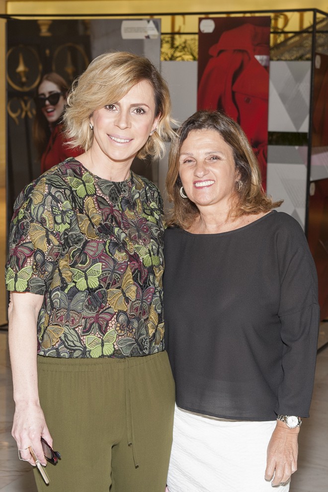 A jornalista Ana Clara Garmendia (esq.) com a diretora do Pátio Batel, Simone Soifer, na abertura de sua exposição fotográfica “Paris Aqui”, no último dia 31, no shopping. |