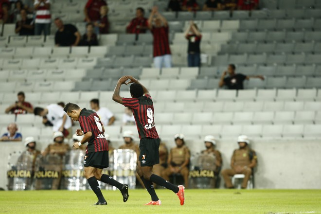 Depois, Coutinho fez o gesto da caveira. | Hugo Harada/Gazeta do Povo