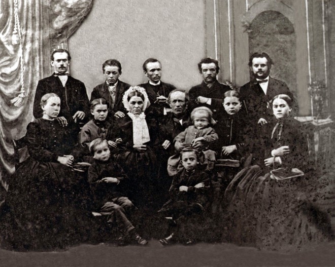 Anton Hauer, ao centro, numa das visitas de José [em pé, no meio] à Alemanha, de onde trazia seus irmãos para viver em Curitiba. | Acervo Família Hauer