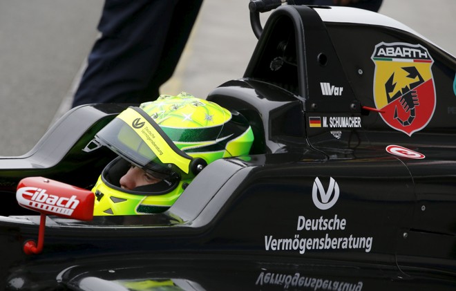 A bandeira alemã acompanhada do nome M. Schumacher: nostalgia para os fãs do heptacampeão. | FABRIZIO BENSCH/REUTERS