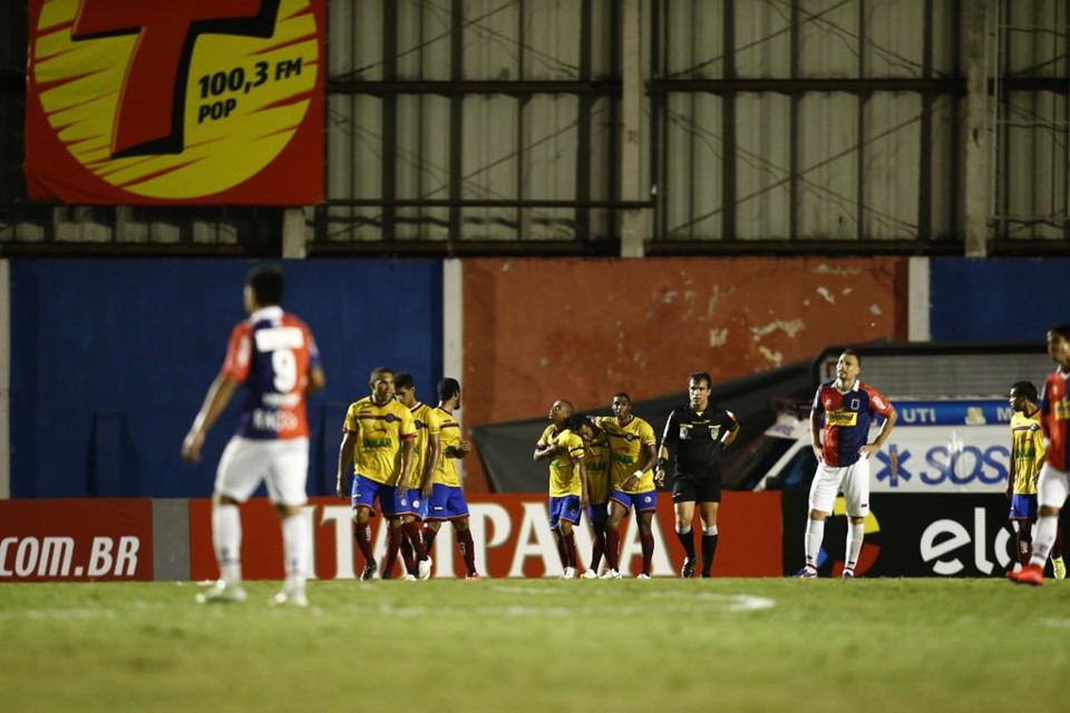 Nadson, ao fundo, celebra o gol do Jacuipense. | Hugo Harada/Gazeta do Povo