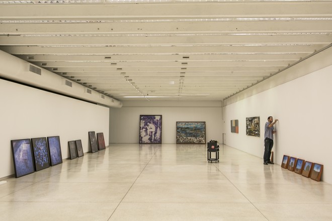 Montagem da exposição Obras Sob a Guarda do MON, que pode ser visitada a partir desta terça-feira (14). | Marcelo Andrade/Gazeta do Povo