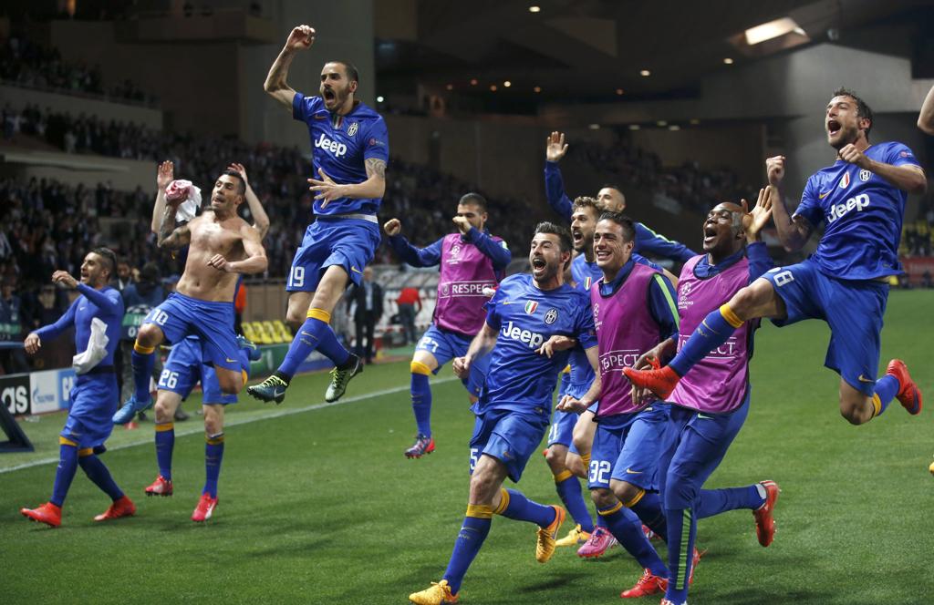 Os jogadores da Juventus, com uniforme azul, segurou o ímpeto do Monaco e avançou na Champions League. | Jean-Paul Pelissier/Reuters