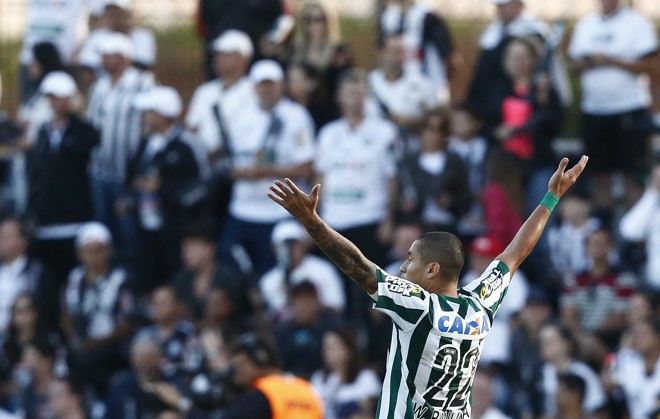 Wellington Paulista reclama de falta | Hugo Harada/Gazeta do Povo